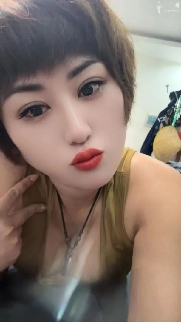 短发气质少妇