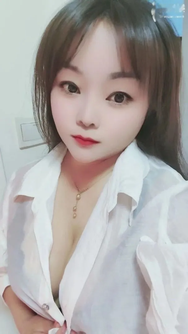 肉感大奶子小妹樱桃