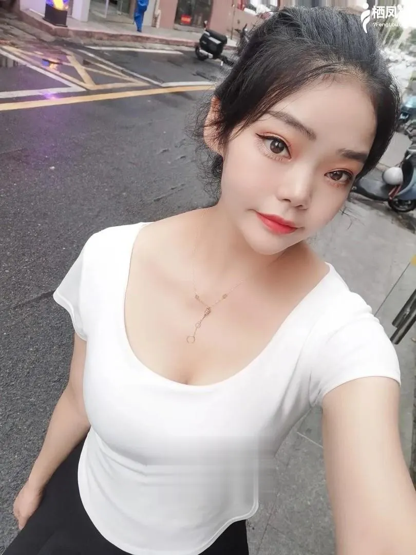 丰满翘臀气质熟女