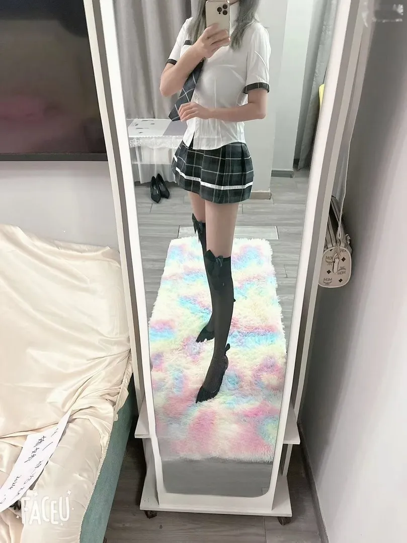 舌吻管够的小姐姐