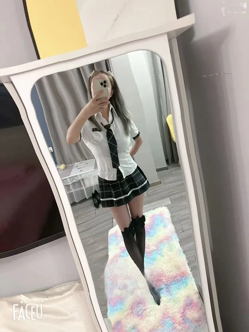 舌吻管够的小姐姐