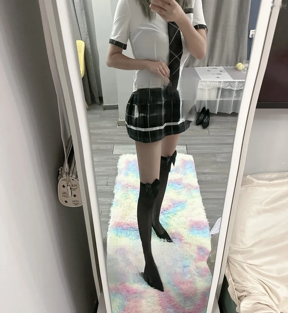 舌吻管够的小姐姐