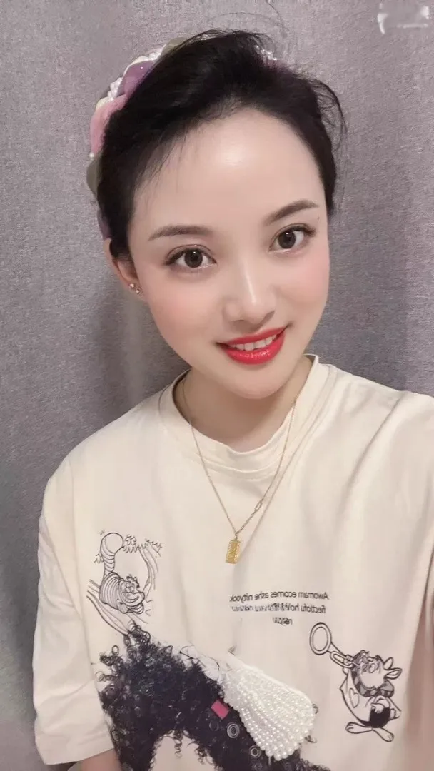 清纯肤白笑容甜美的小妹