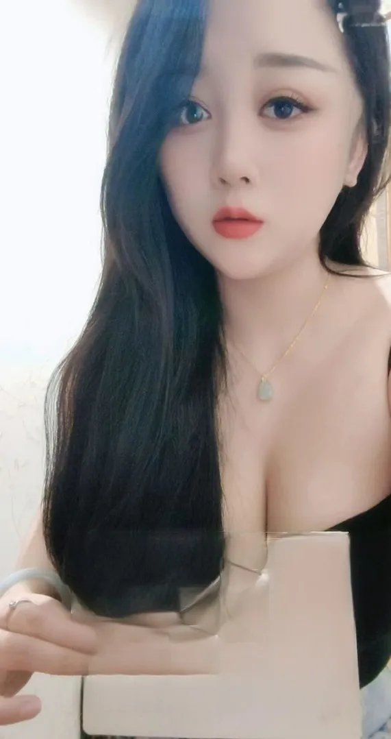 丰满巨乳少妇小雅