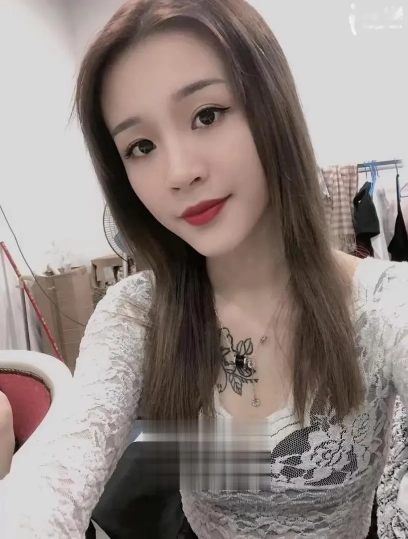 纹身轻少妇很会调情