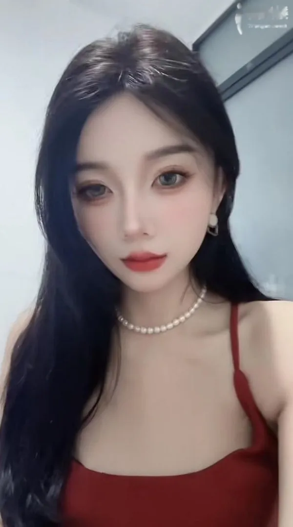 大眼美女娇娇