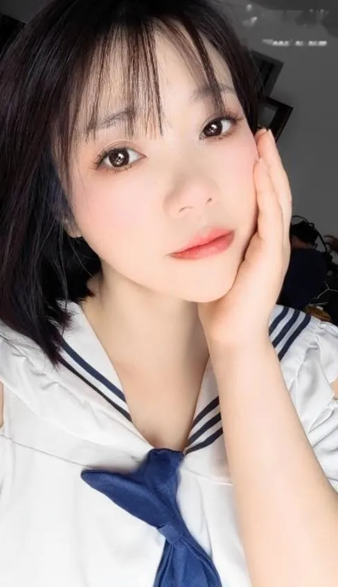 短发制服性感美女
