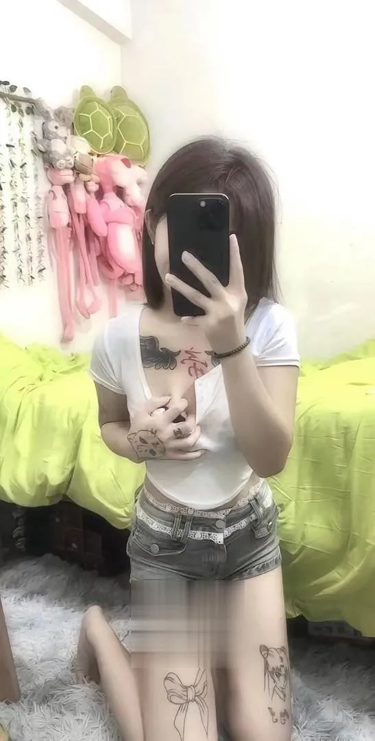 纹身性感风骚小太妹