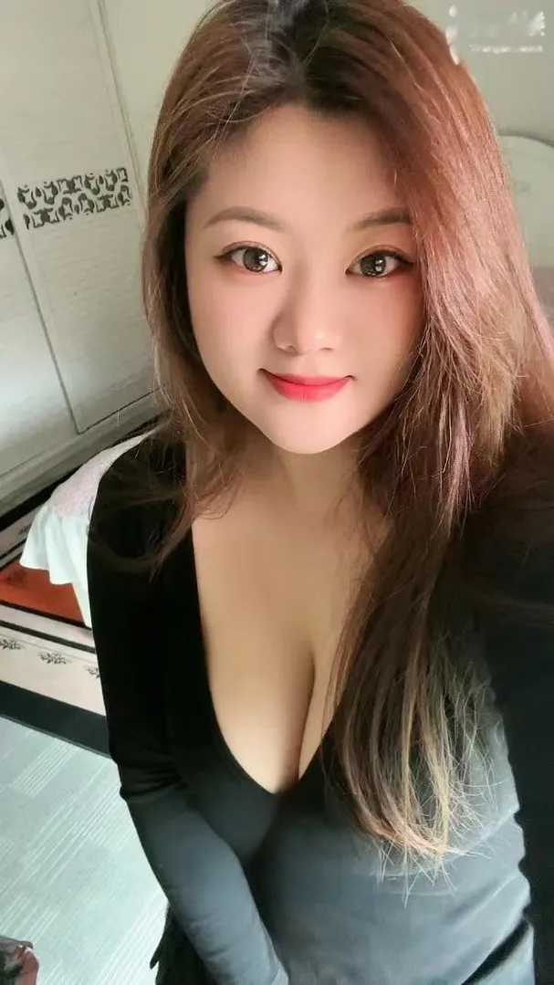 大臀大奶的小骚妇