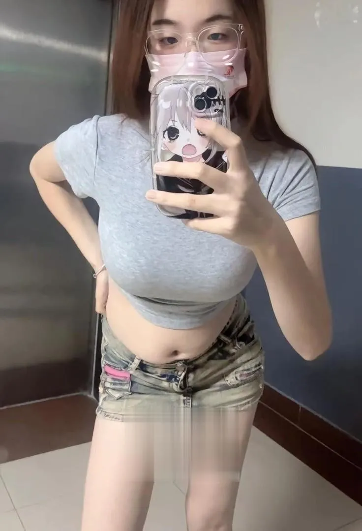 奶子很大很白邻家姑娘粉鲍很迷人