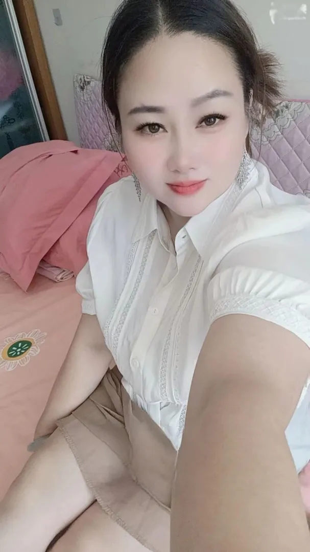 白嫩山峰大奶妹