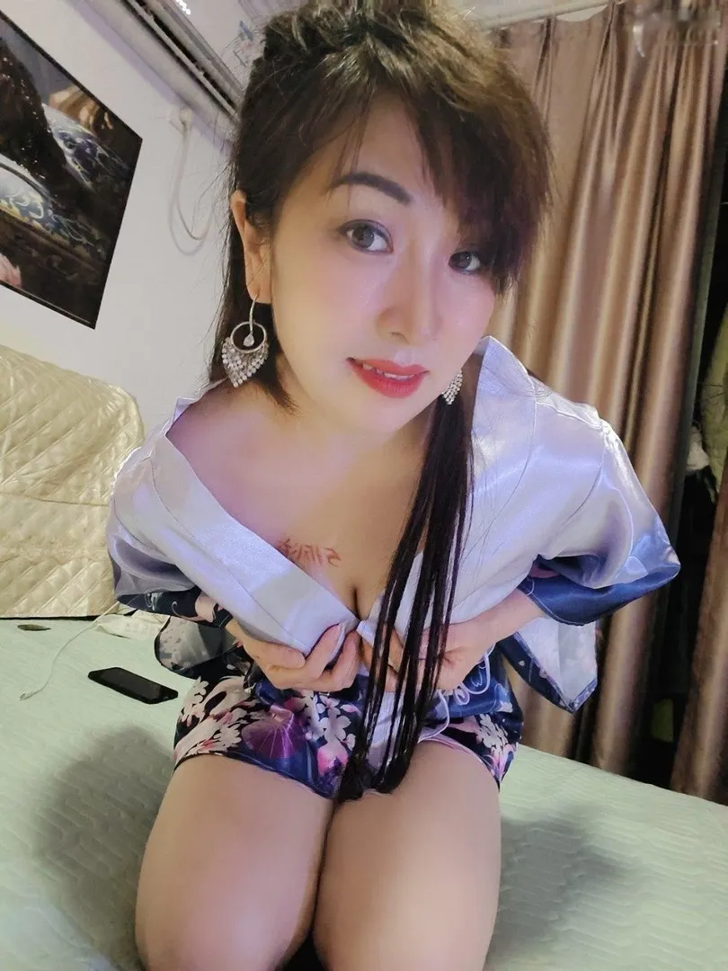 邻家骚妇玩三通