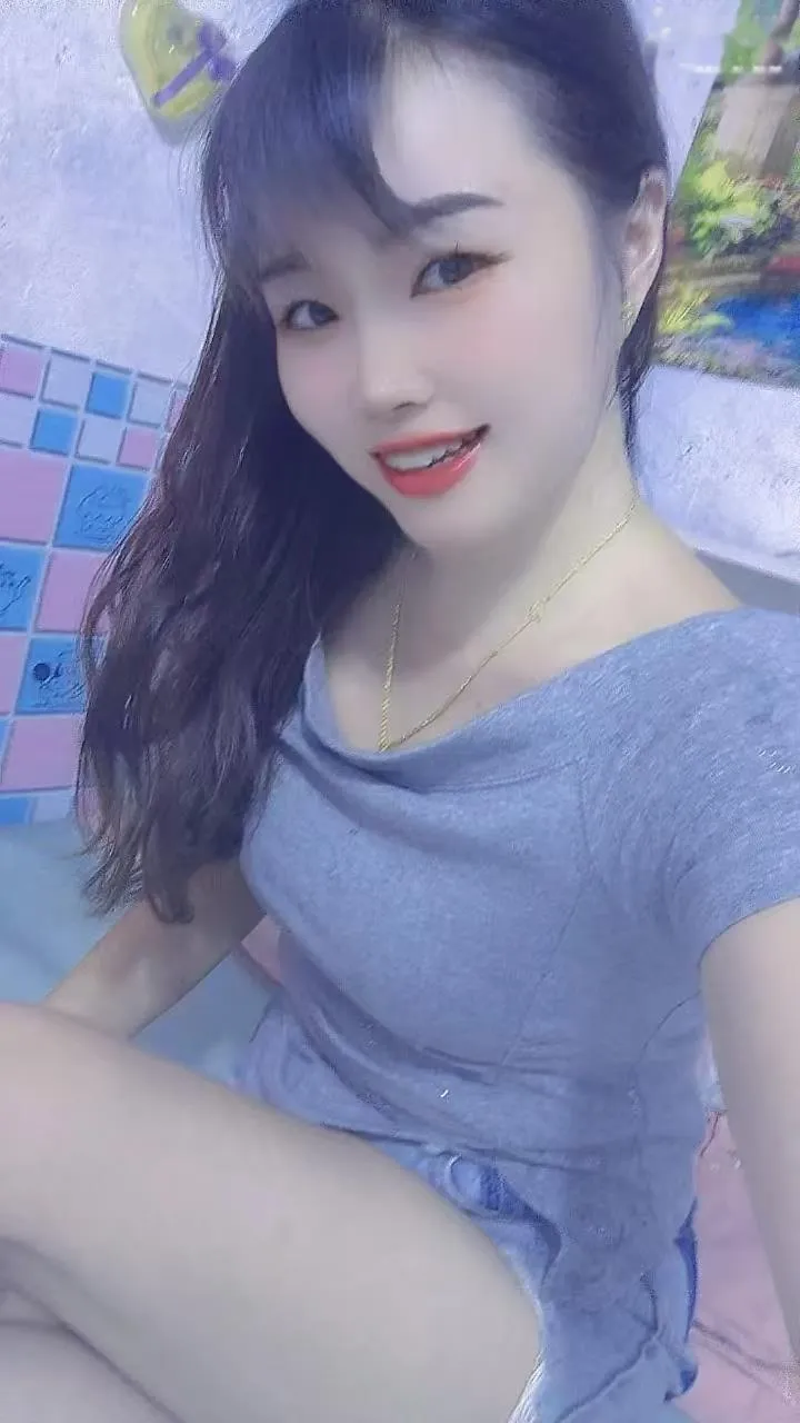 乖巧女孩做的时候还会帮你舔吸奶头