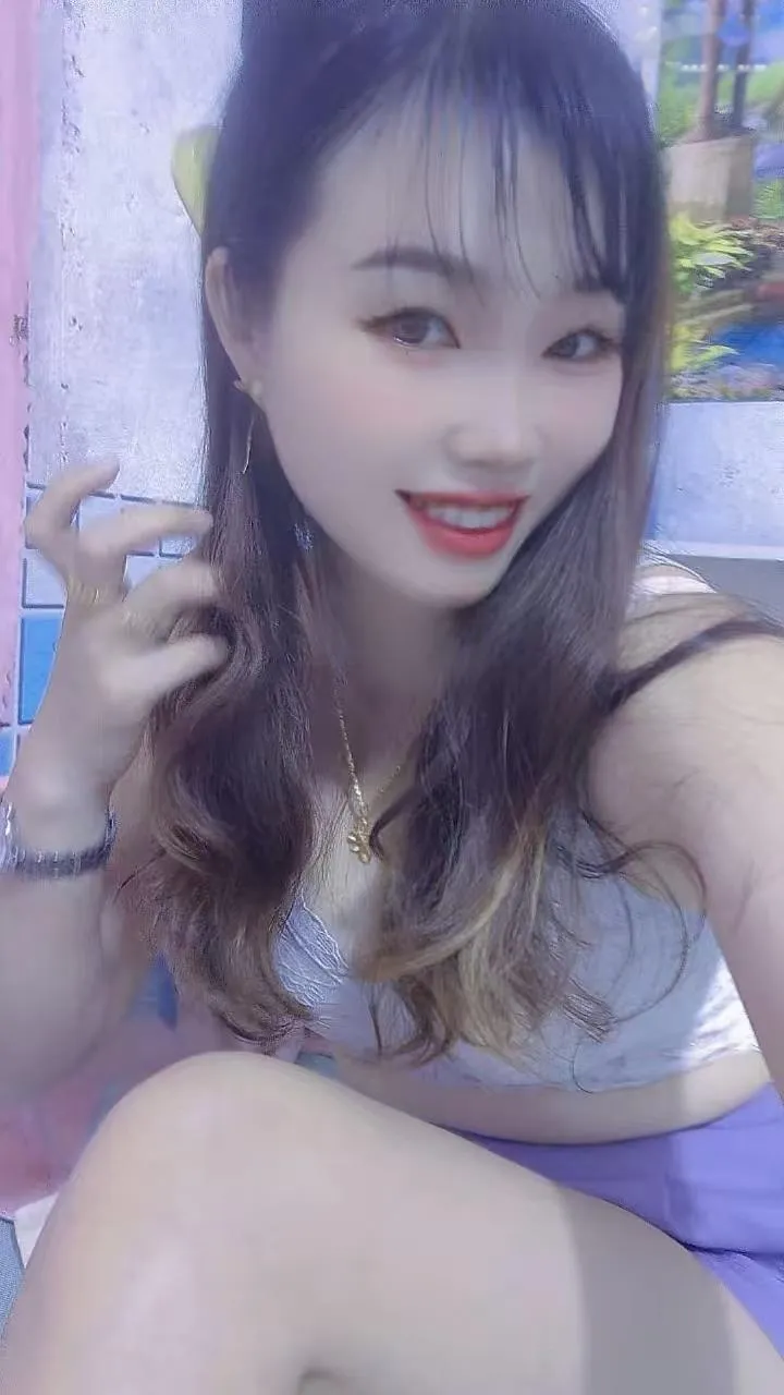 乖巧女孩做的时候还会帮你舔吸奶头