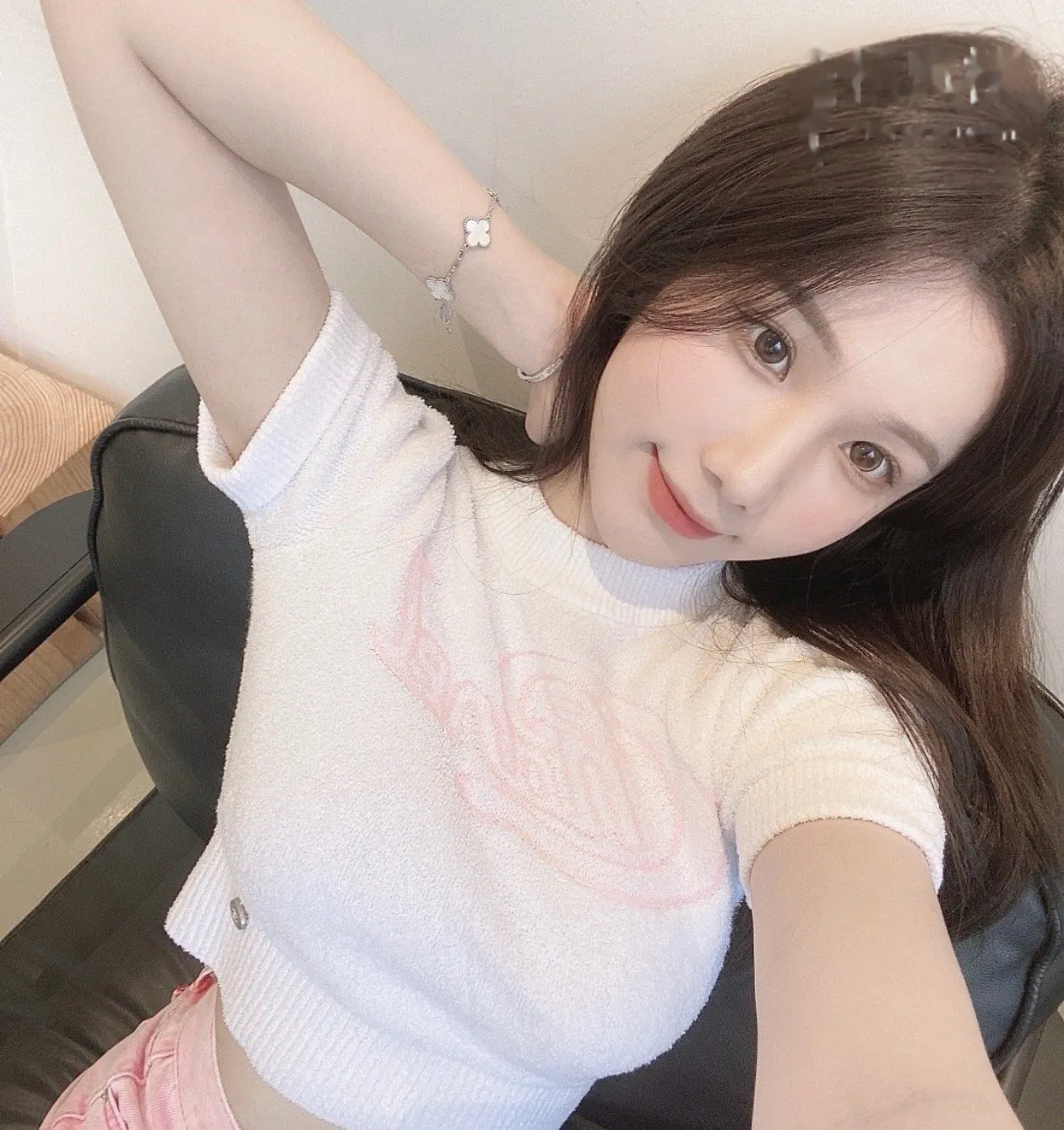 苗条胸大小美女