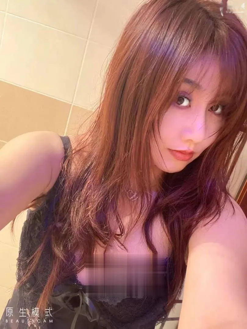 阿拉伯挤奶少妇