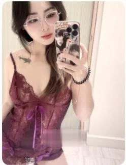 清纯随和眼镜妹