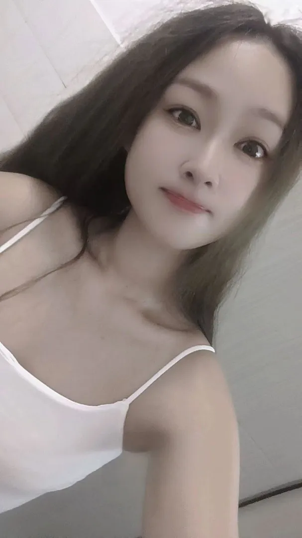 00年淫水超多会舞蹈的妹子 