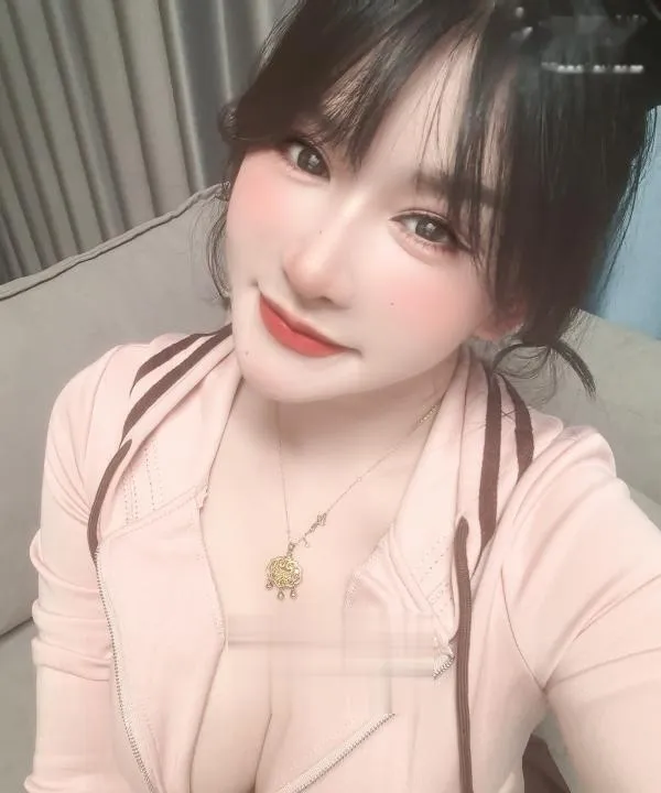 分享一位极品身材巨乳兼职刚下海美女