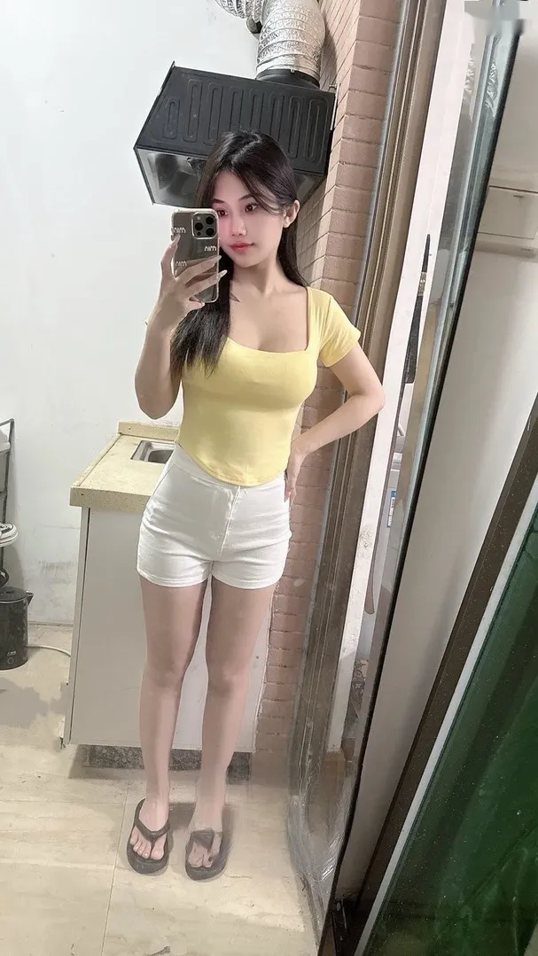 身材好颜值不错的美女