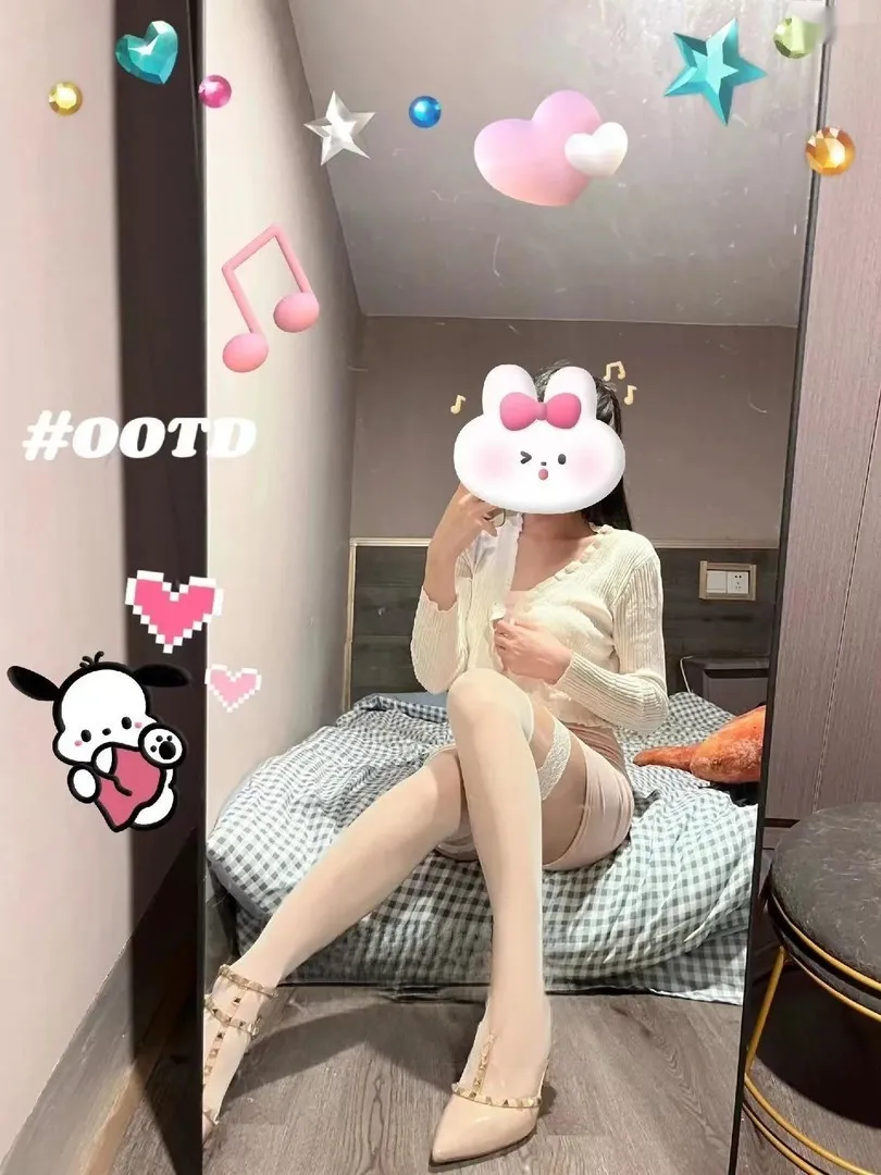 肉丝小嫩妹 穿丝足交后入