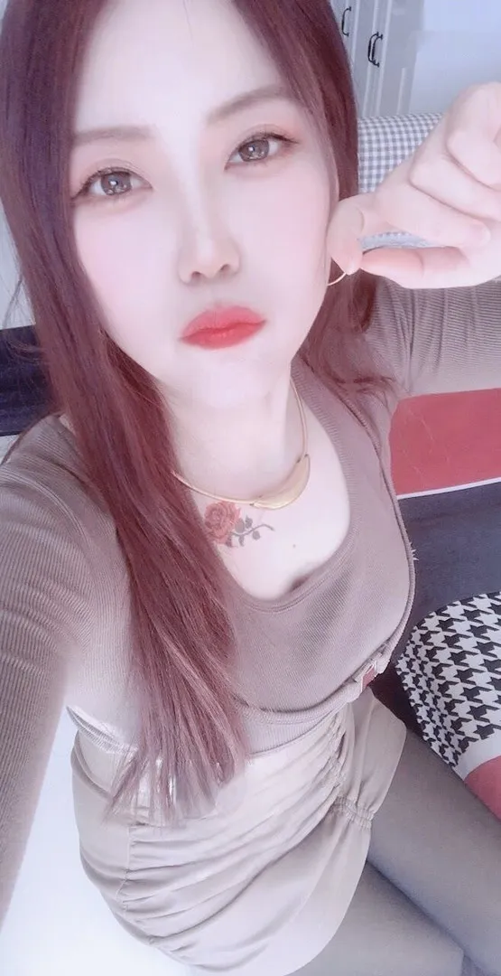 丰满性感小骚货