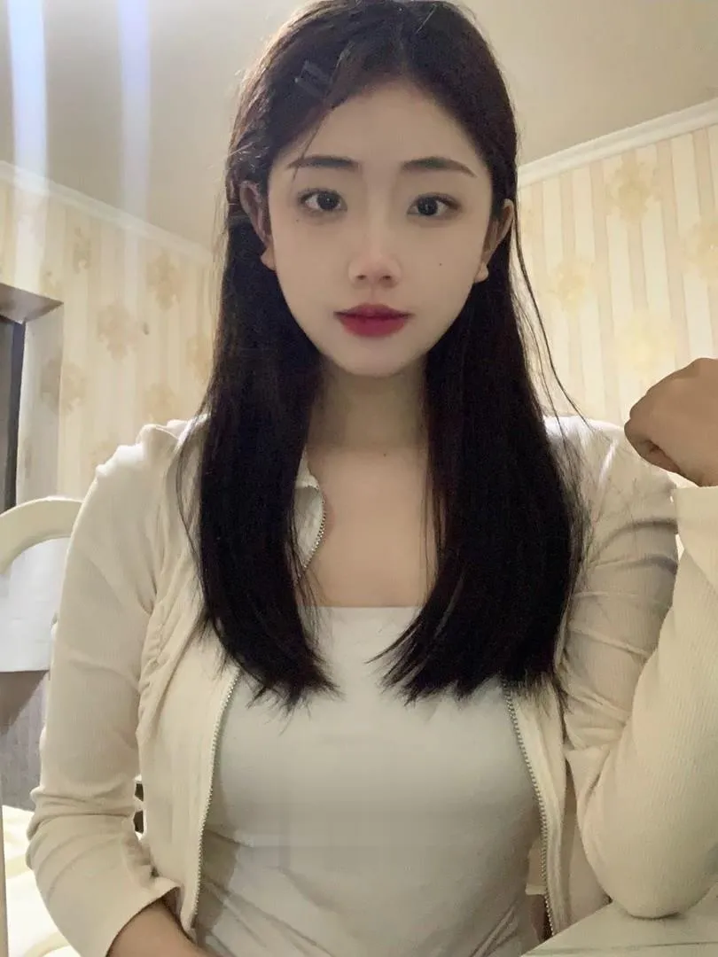 玲珑水嫩，多姿多彩，极品姑娘