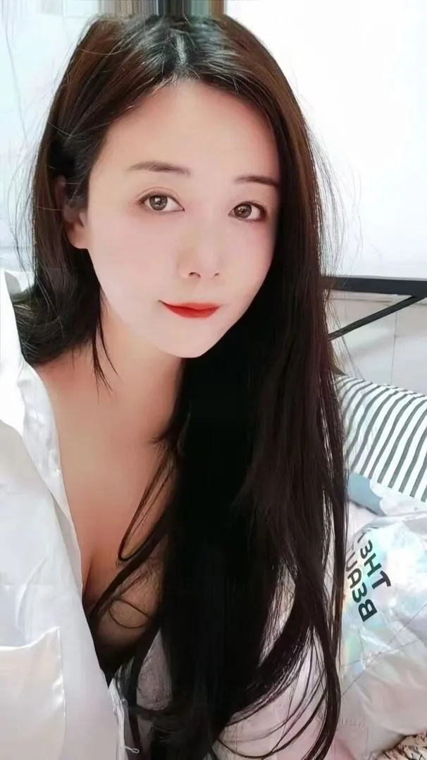 肌肤嫩滑小穴粉的小美女