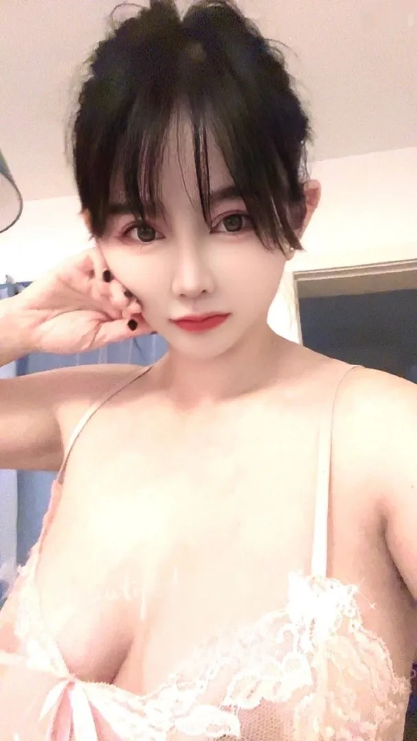大胸A4腰嫩妹月月