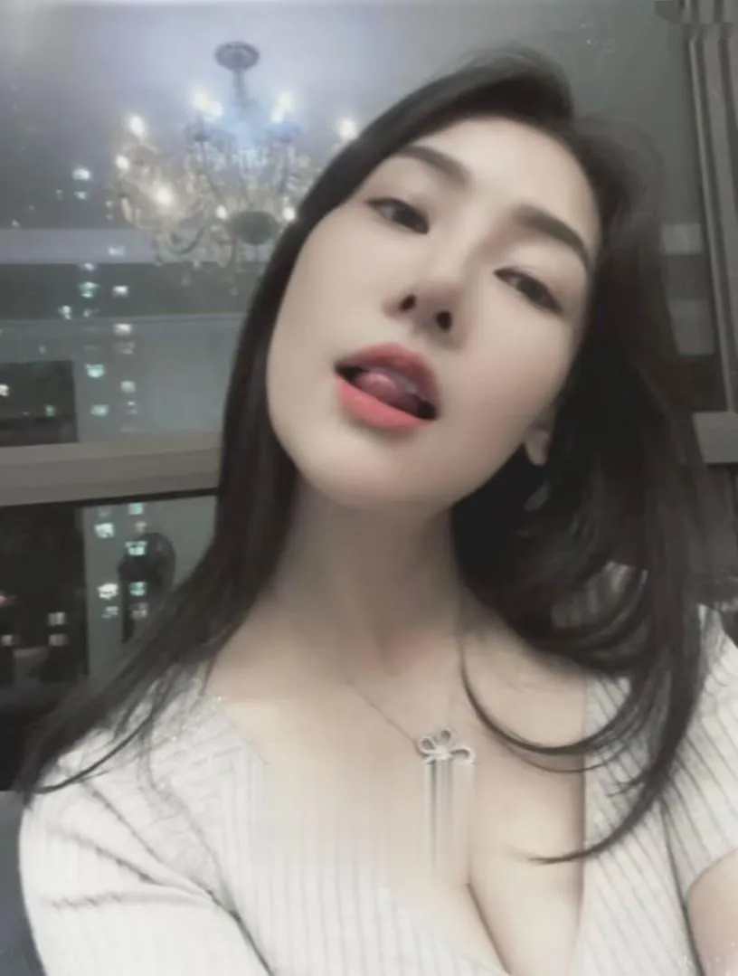 性感丰满大奶美女老师