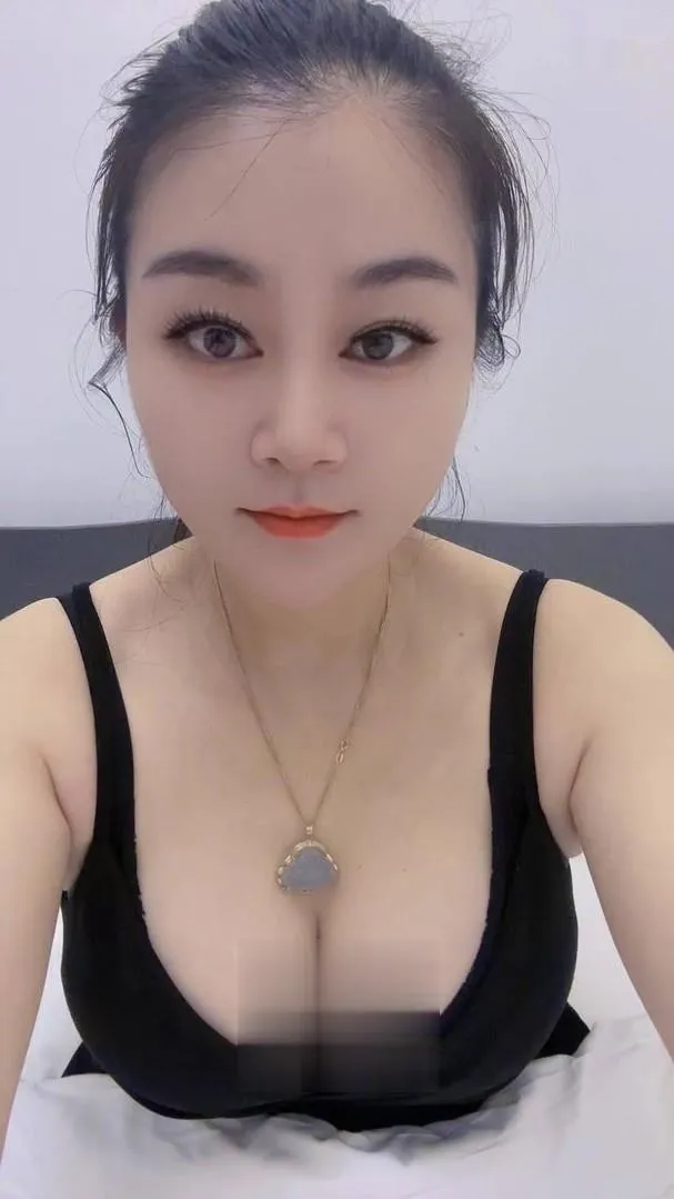  肤白貌美胸大屁股翘