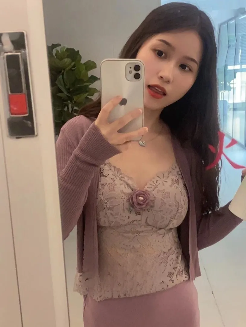 紫色战衣蜜桃臀小莹