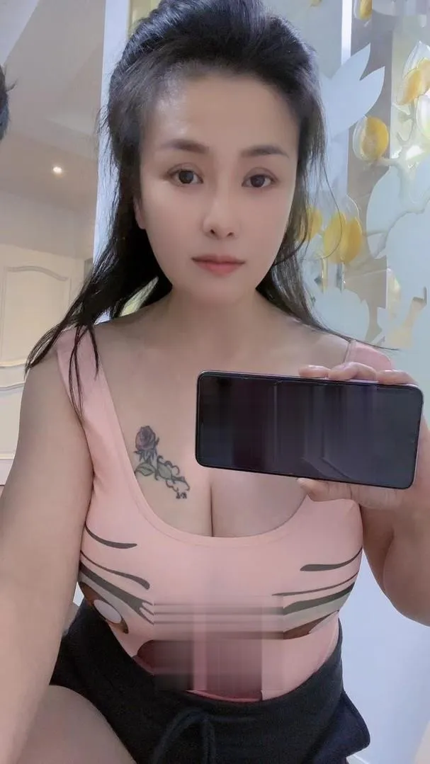 肤白巨乳两姐妹