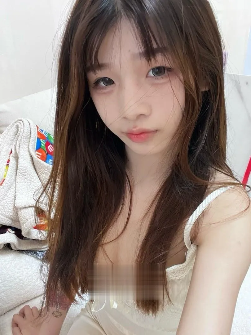 大胸嫩妹白虎小穴汁水多