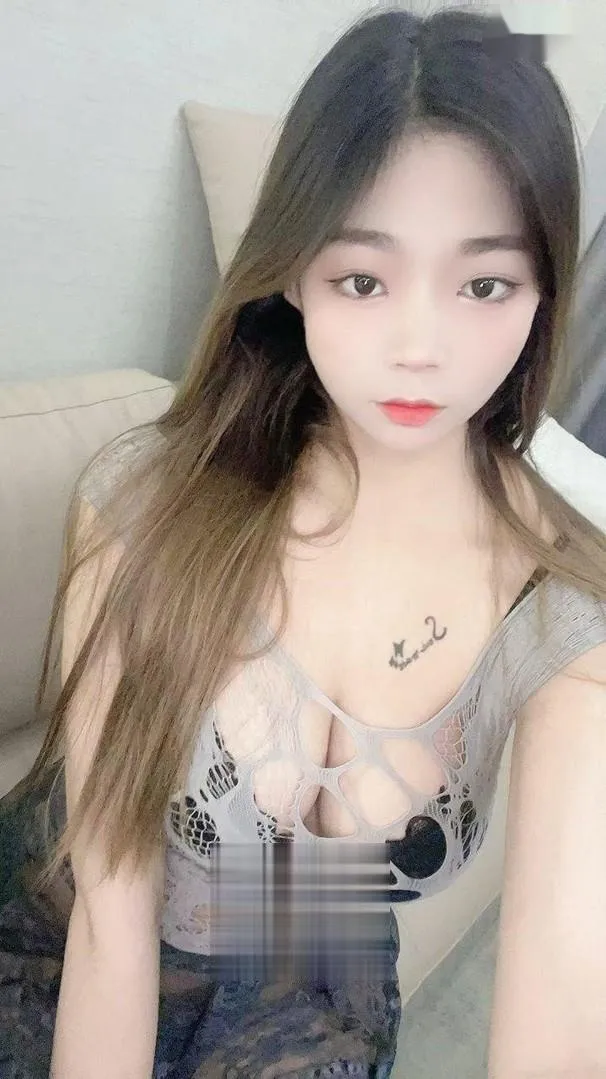 漂亮姐姐大车灯翘臀诱惑
