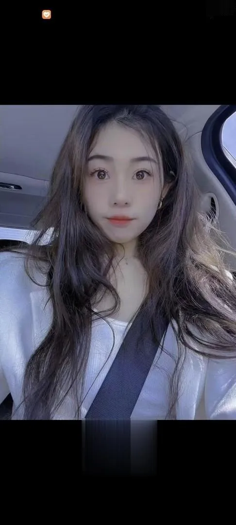 乖巧性感小美女