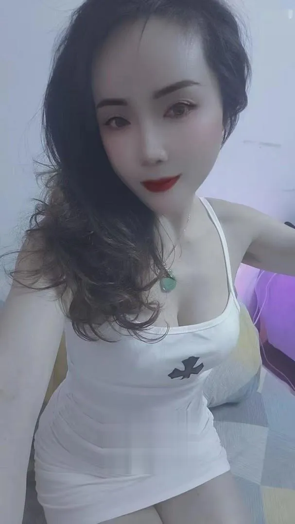 洪山区极品骚穴服务的时候下体就成河了