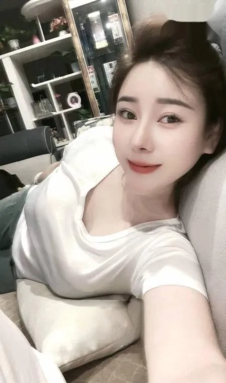 身材火辣的丝袜紧妹子