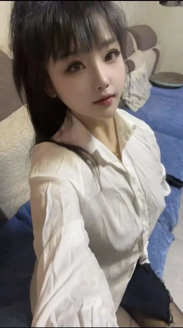 龙首附近年轻妹子