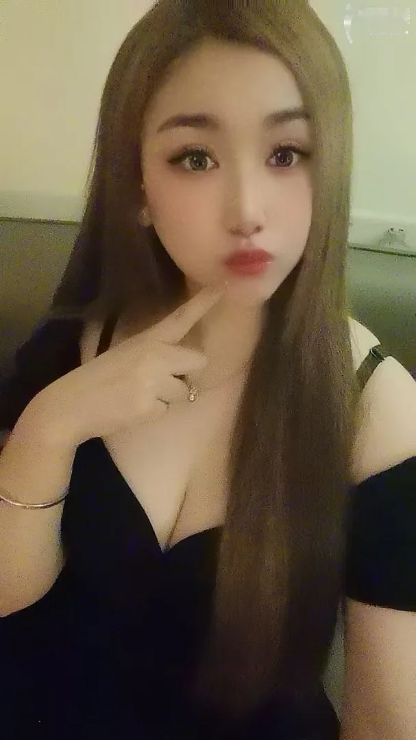 白云开心 胸大