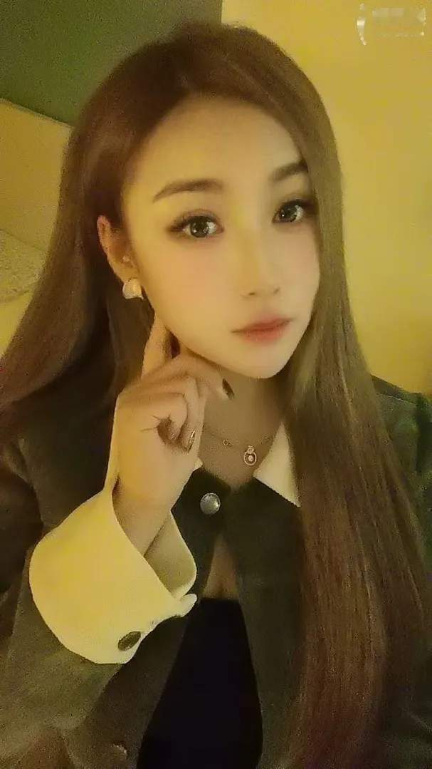 白云开心 胸大