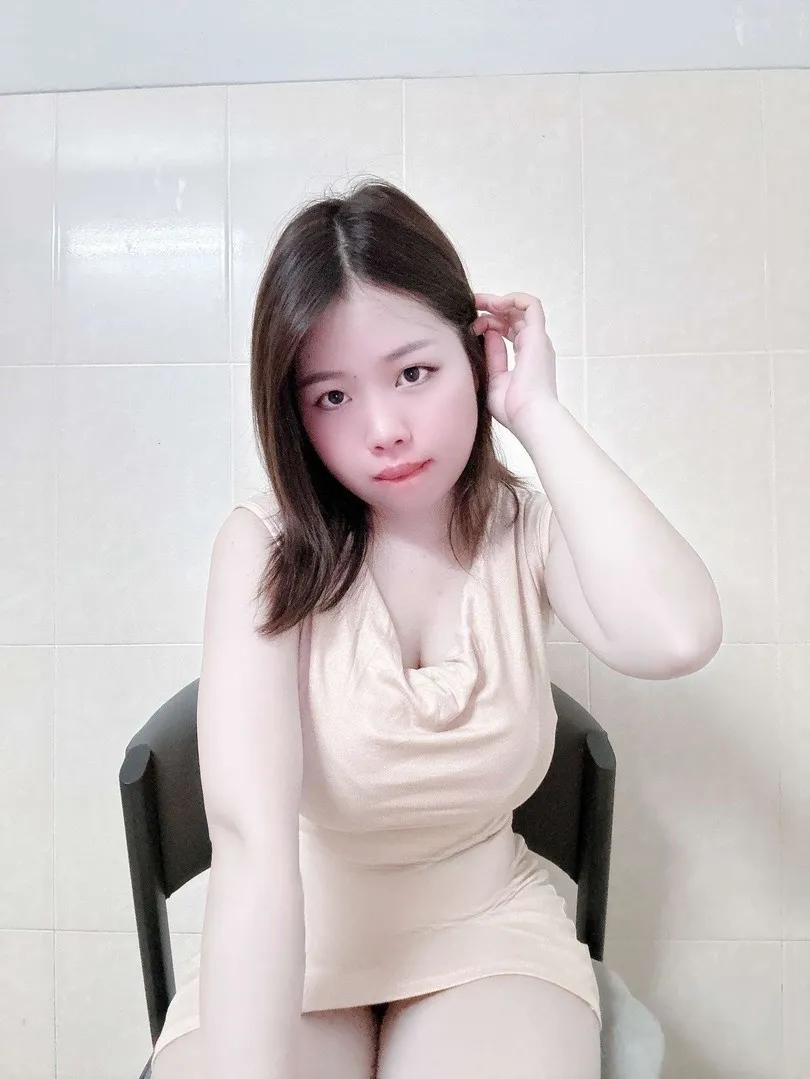 小妹妹就喜欢吃大叔的大鸡巴