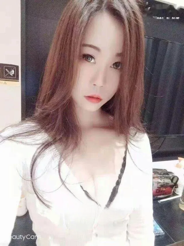 年轻美女人嫩水多，肤白貌美