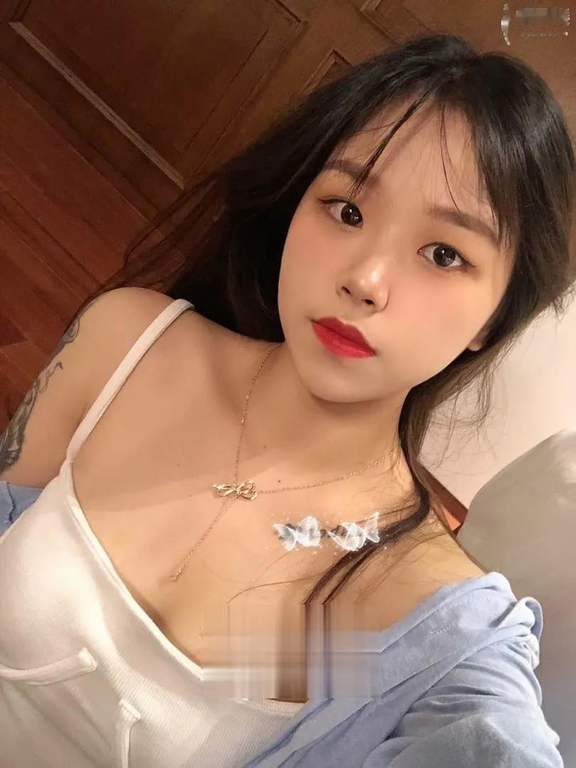 西青粉嫩苗条身材的小姐姐