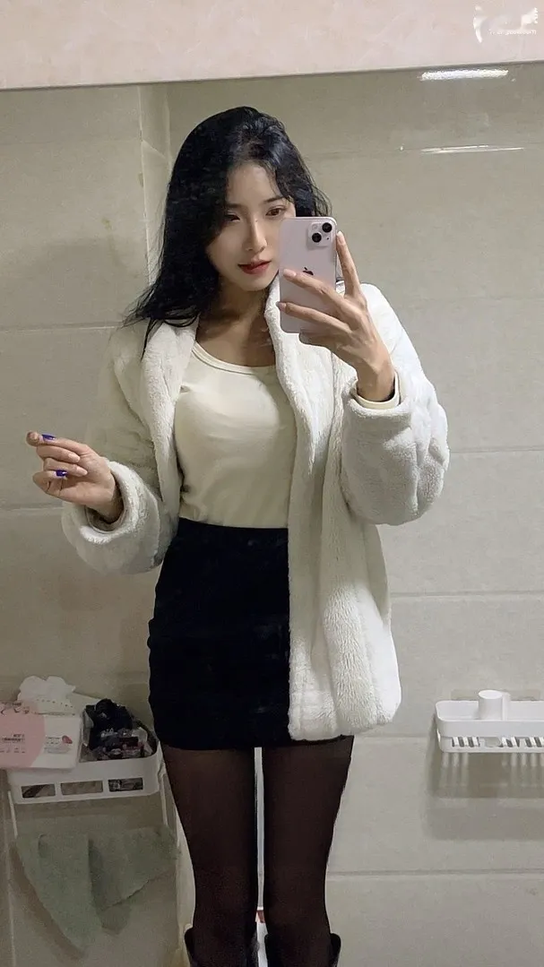 偶尔兼职美女潮喷小嫩穴