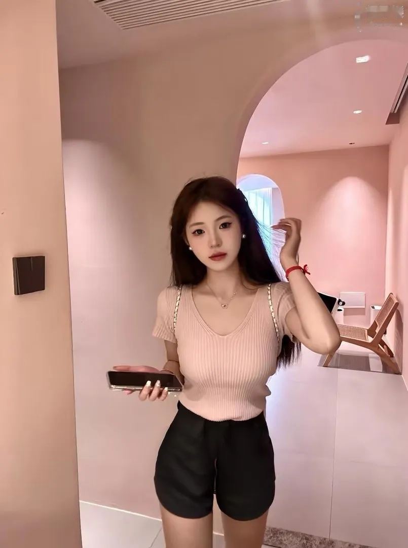 眉眼迷人的大胸嫩妹
