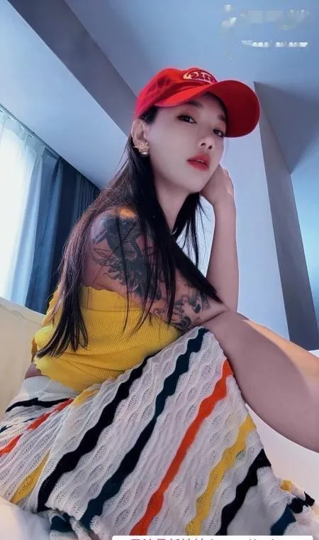 纹身大波性感美女