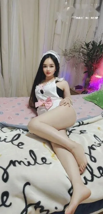 年轻漂亮迷人小身材