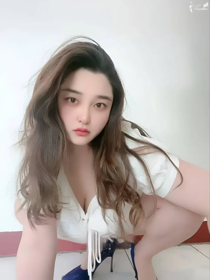 翘臀巨乳雪雪少妇