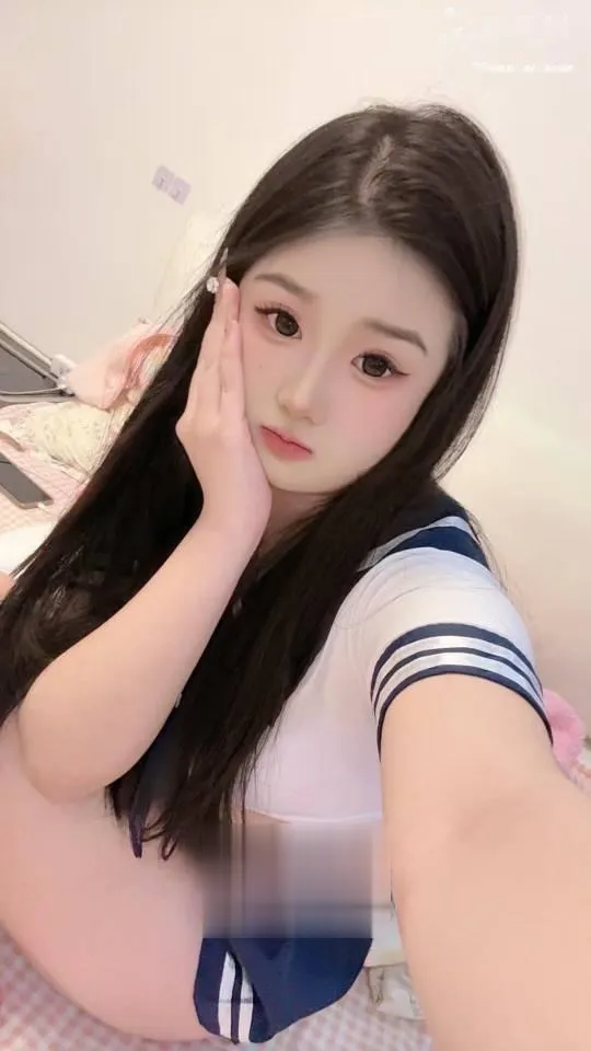 白嫩大奶服务型嫩妹